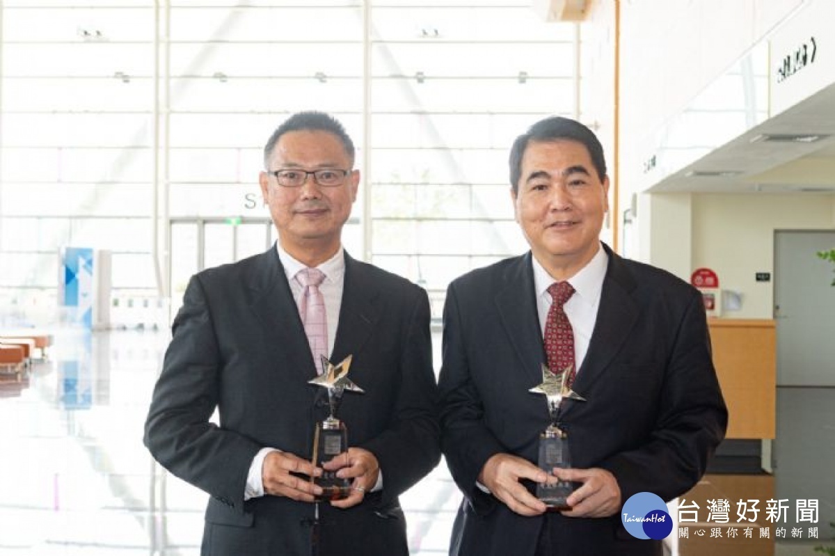 市府水務局長劉振宇及工務局長賴宇亭代表領獎