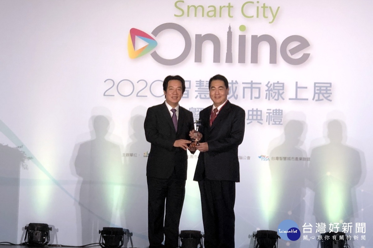 桃園市政府水務局榮獲智慧城市創新應用獎,總統賴清德頒獎予市府水務局長劉振宇。