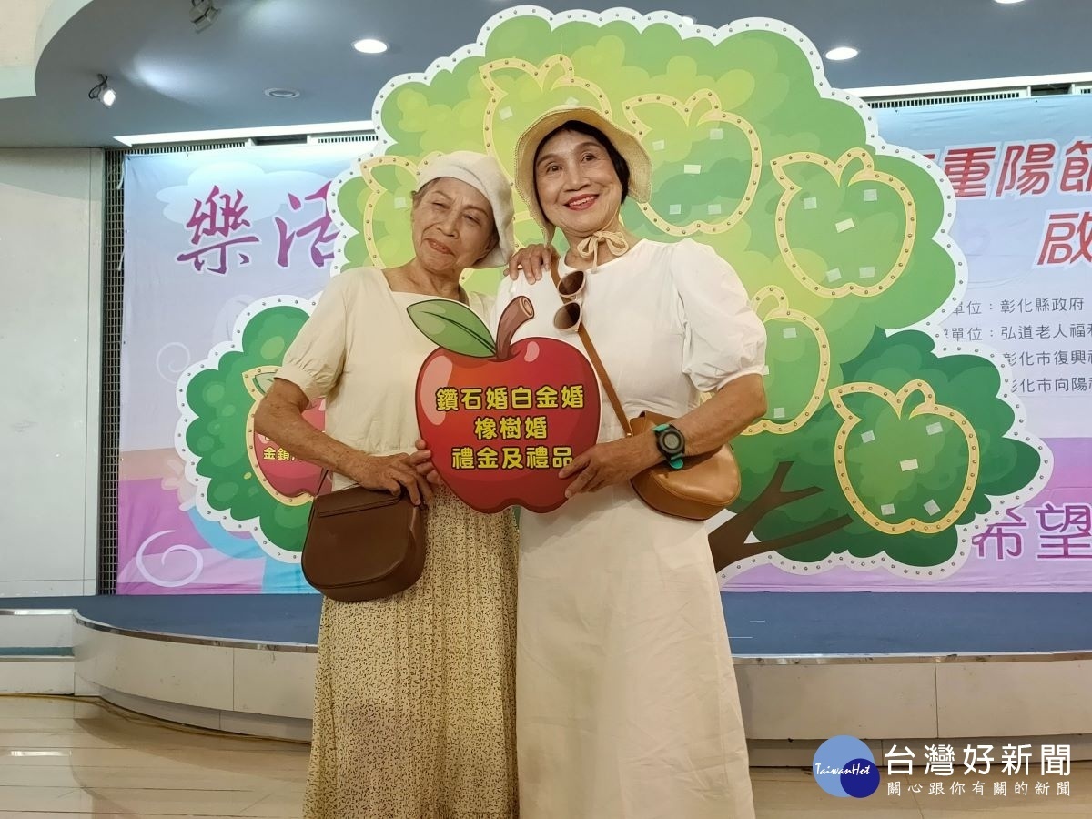96歲阿嬤(左)走秀,不輸年輕人。圖/記者鄧富珍攝