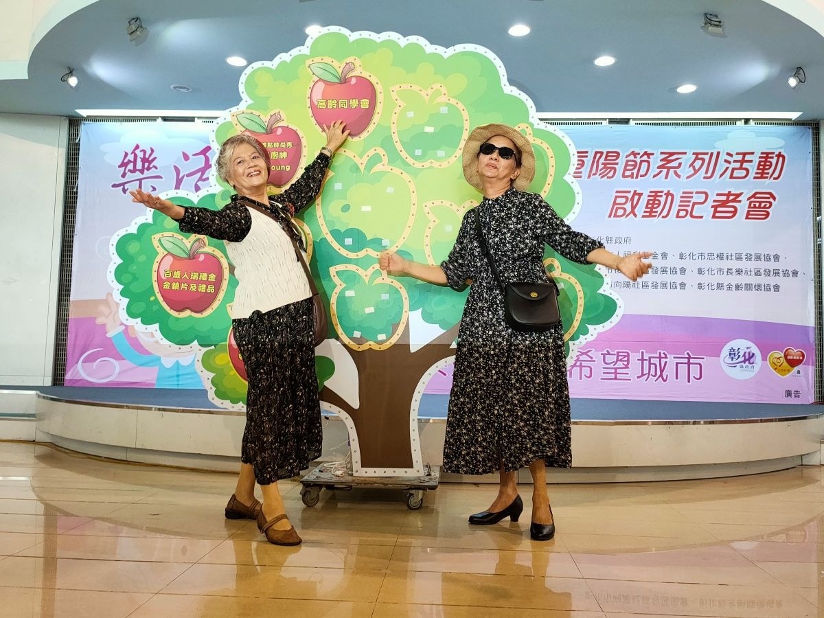 長青長輩穿搭時尚秀讓人讚嘆。圖/記者鄧富珍攝