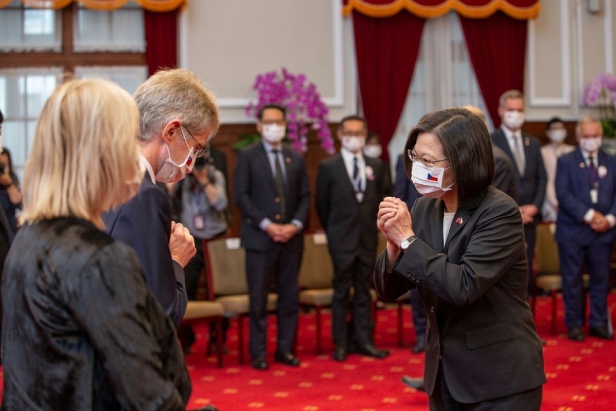 捷克參議院議長韋德齊的參訪團，3日進總統府拜會總統蔡英文、副總統賴清德。（圖／蔡英文Facebook）