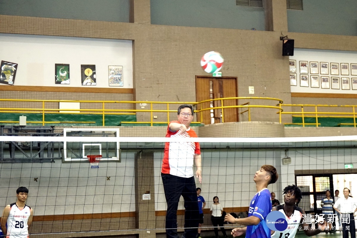 桃園市長鄭文燦為桃園台產及中原大學排球隊加油打氣,與球員們一起拍攝形象宣傳短片。
