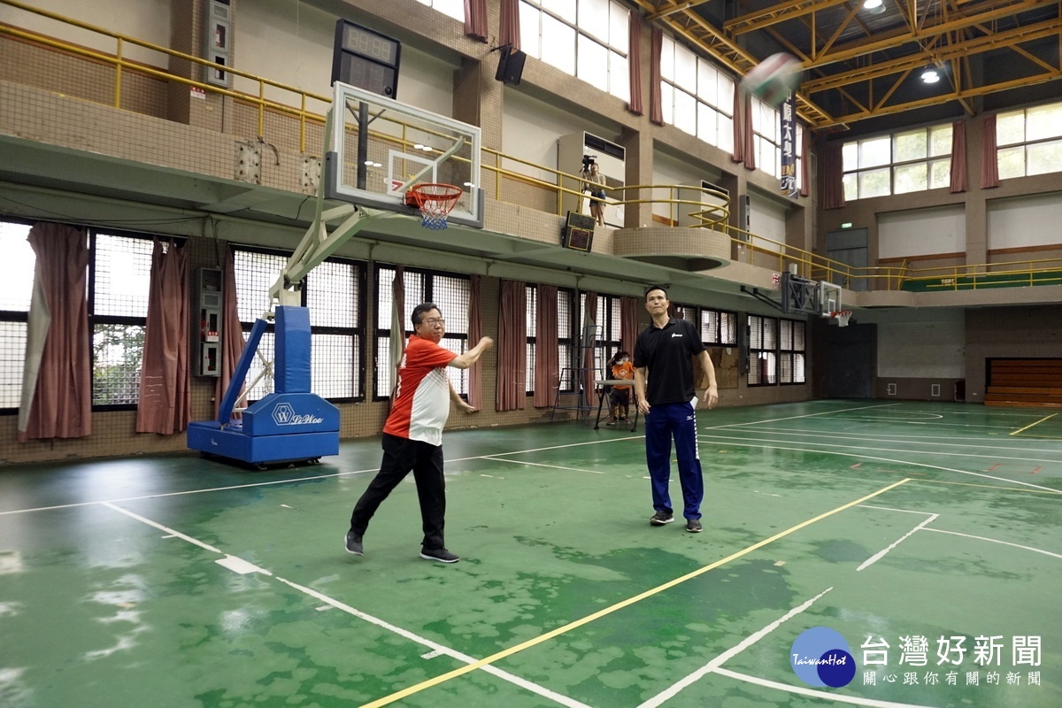 桃園市長鄭文燦為桃園台產及中原大學排球隊加油打氣,並為選手們進行開球。