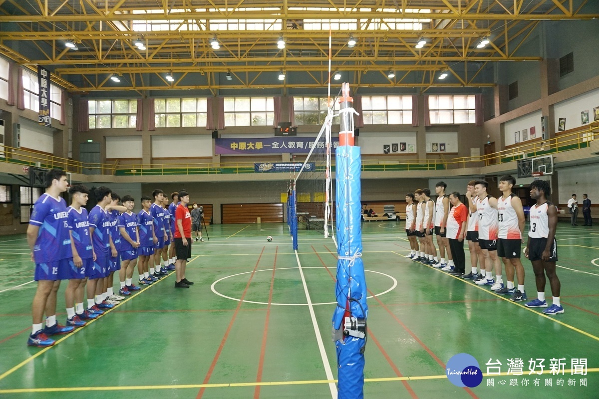 桃園市長鄭文燦為桃園台產及中原大學排球隊加油打氣,與體育局長莊佳佳及球員們一起拍攝形象宣傳短片。