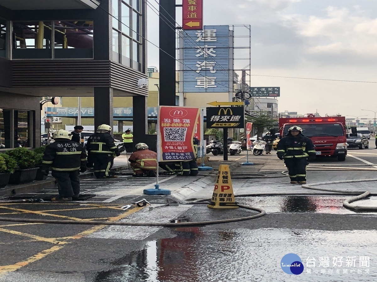店家中元普渡溝蓋燒金紙 不慎燒到電視缐6千用戶停電斷訊(照片翻攝)