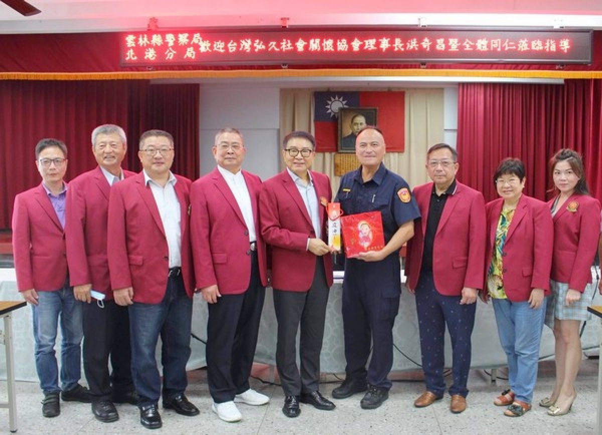 臺灣弘久社會關懷協會理事長洪奇昌肯定北港分局緝毒有功，特前往頒發破案獎金，分局長王立德回贈名產以表謝忱。