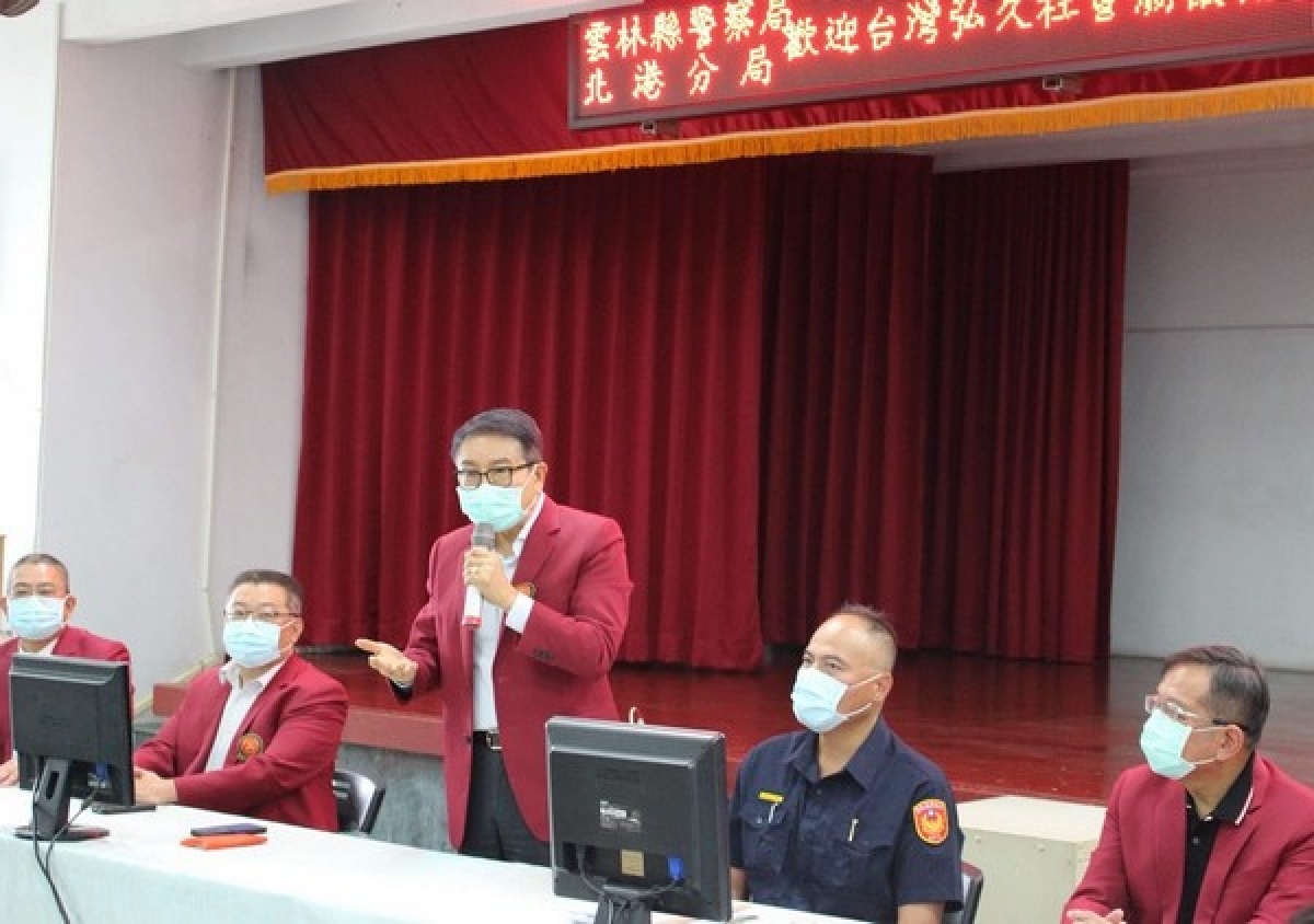臺灣弘久社會關懷協會理事長洪奇昌肯定北港分局緝毒有功，特前往頒發破案獎金，分局長王立德回贈名產以表謝忱。