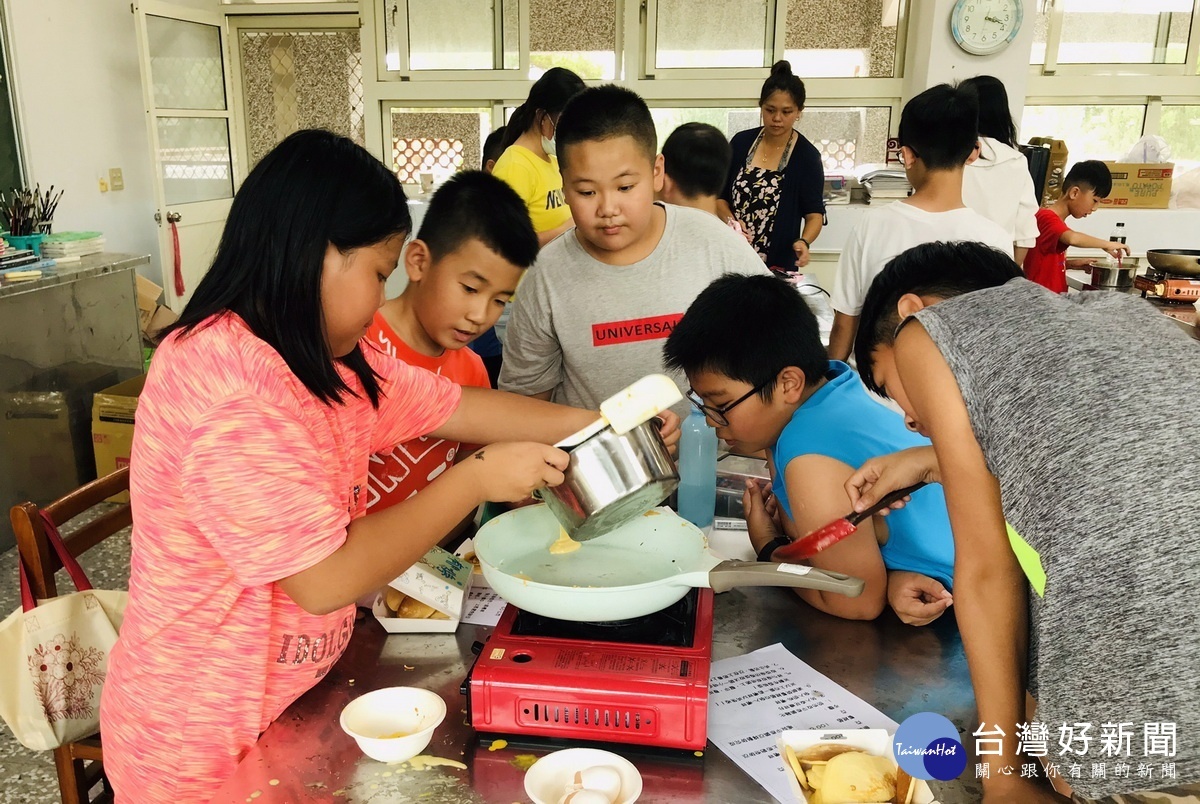 做料理也能很科學化。（成青協會提供）