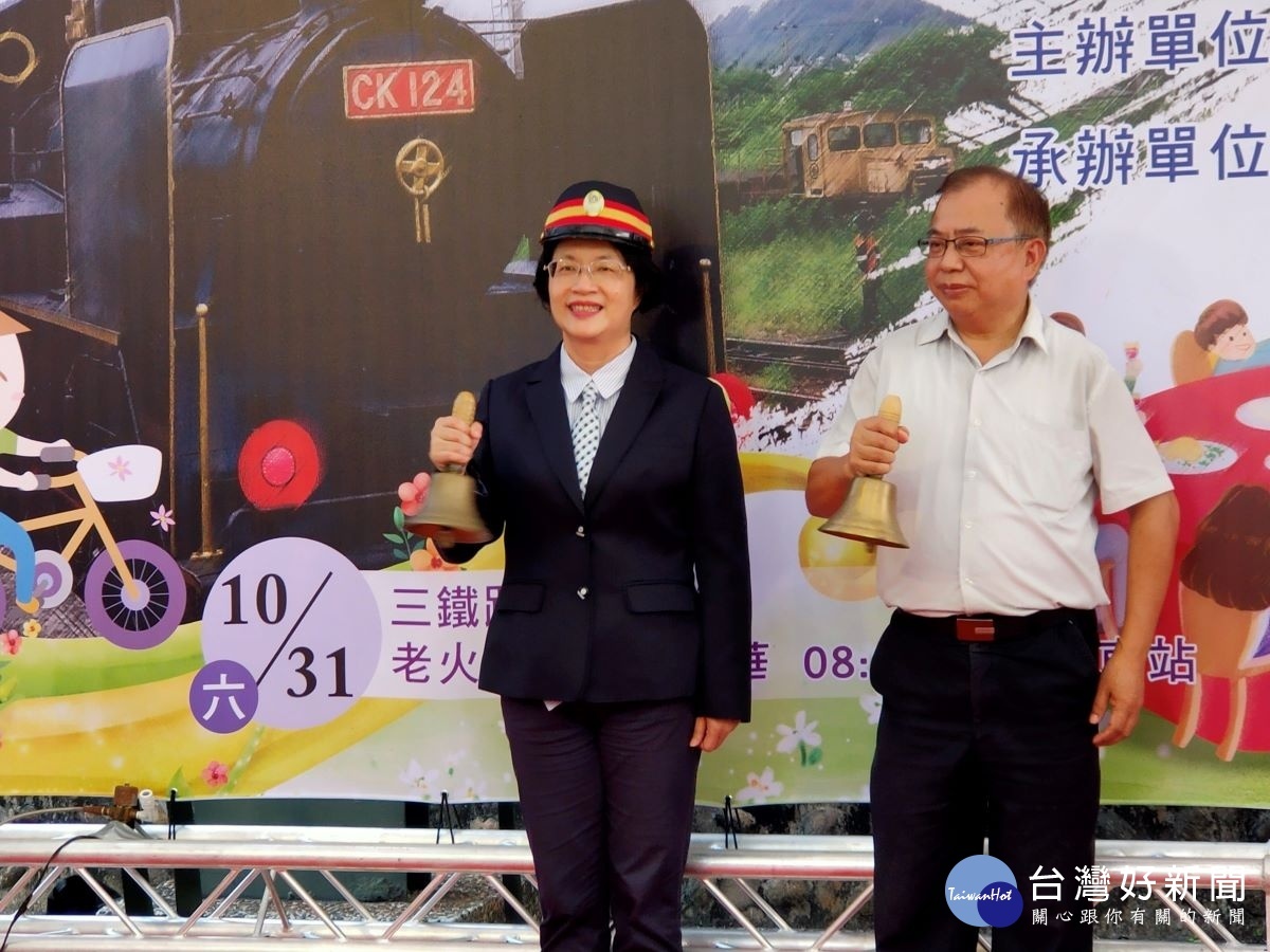 縣長王惠美擔任列車長推薦二水鄉豐富的物產,左為觀光局參山國家公園管理副處長曹忠猶。圖/記者鄧富珍攝