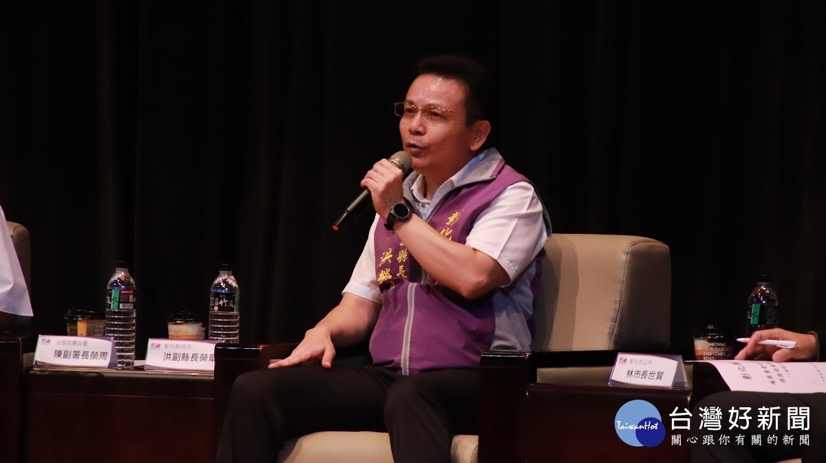 縣府與殯葬業者座談會,副縣長洪榮章致詞開場。