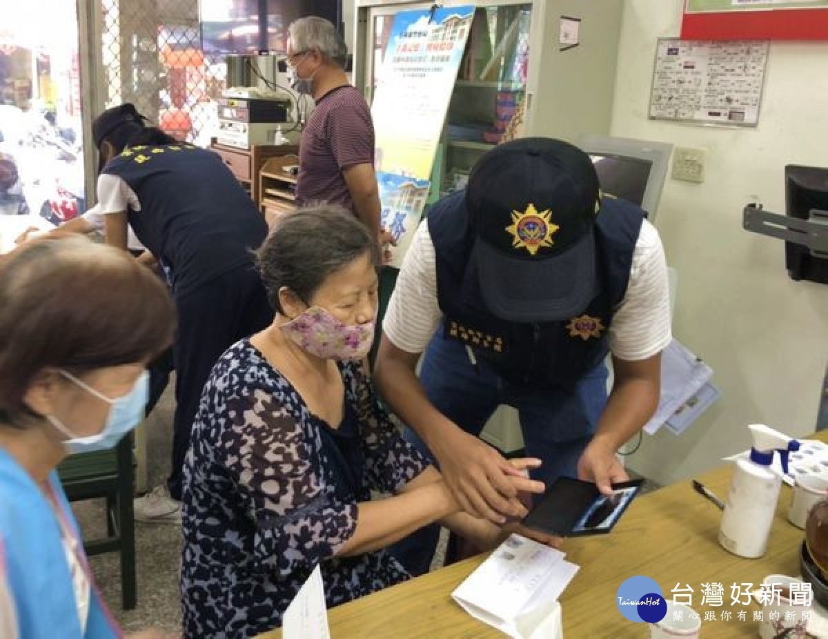 斗六警分局偵查隊為長者提供指紋捺印服務，並結合反詐欺及反毒宣導，降低長輩的不安，提高捺印的意願，現場長輩踴躍參與。