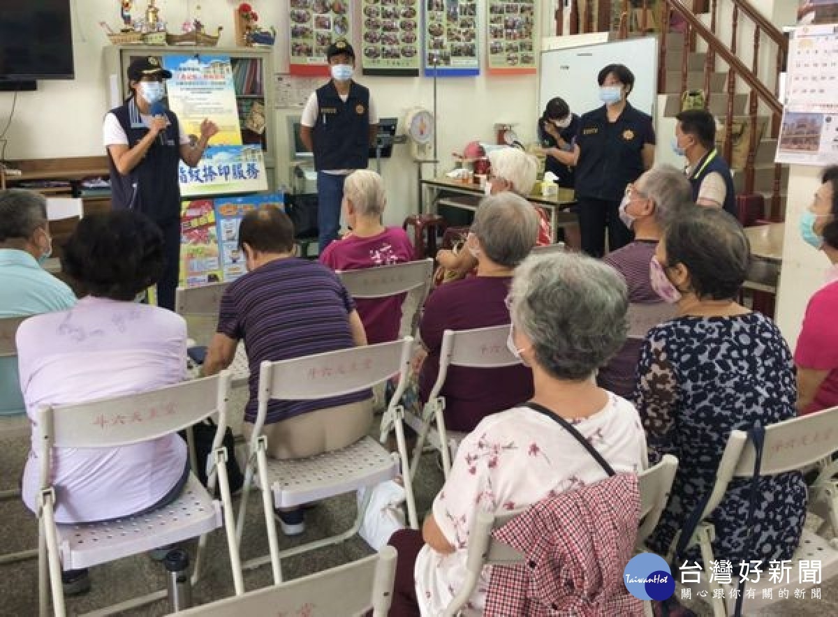斗六警分局偵查隊為長者提供指紋捺印服務，並結合反詐欺及反毒宣導，降低長輩的不安，提高捺印的意願，現場長輩踴躍參與。