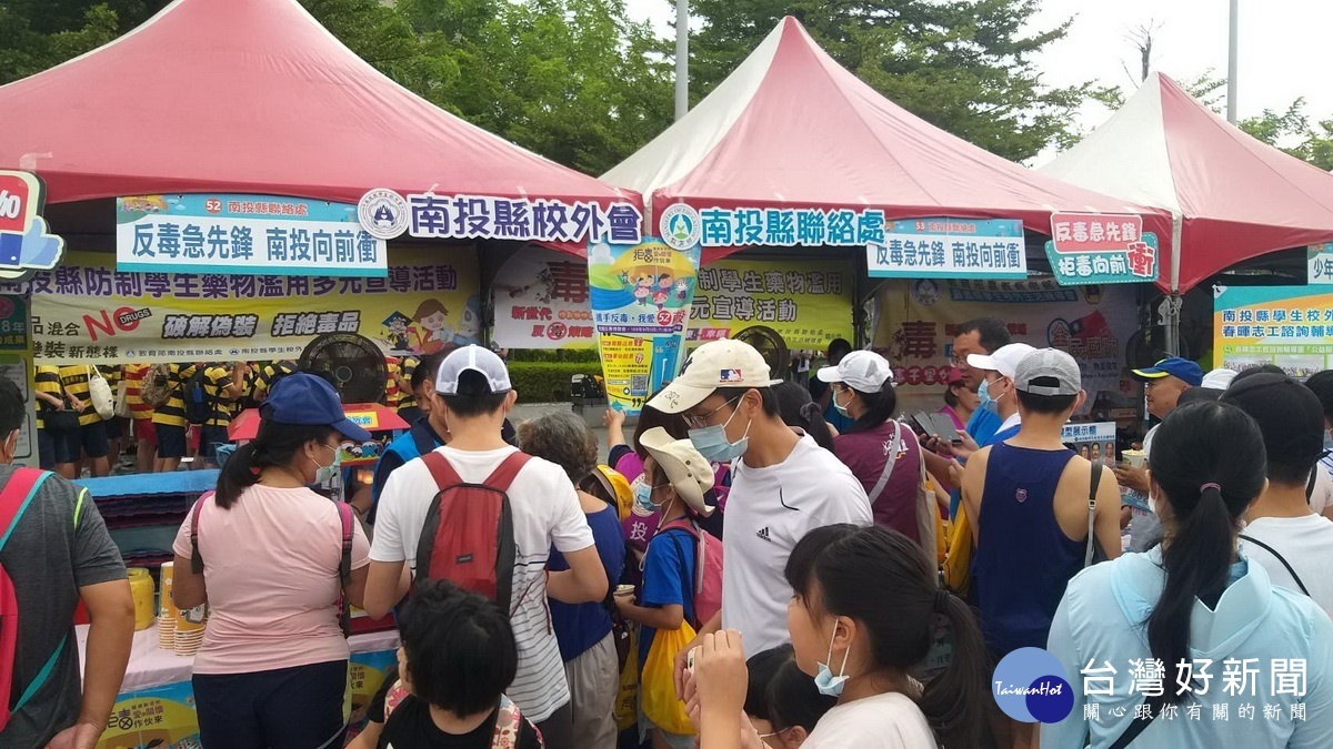 南投縣學生校外會攤位湧進不少青少年和家長。(南投校外會提供)