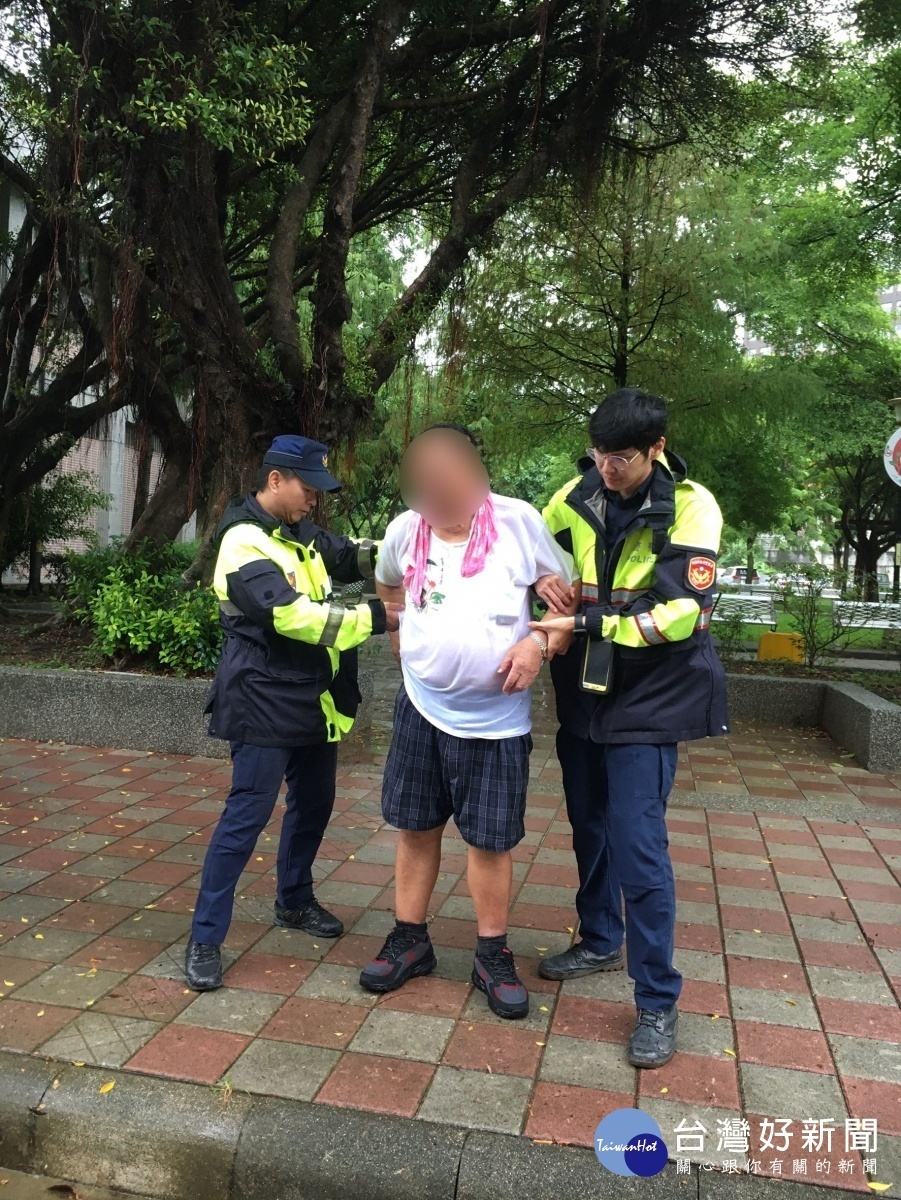 老翁雨中騎行自摔，平鎮警冒雨馳援。