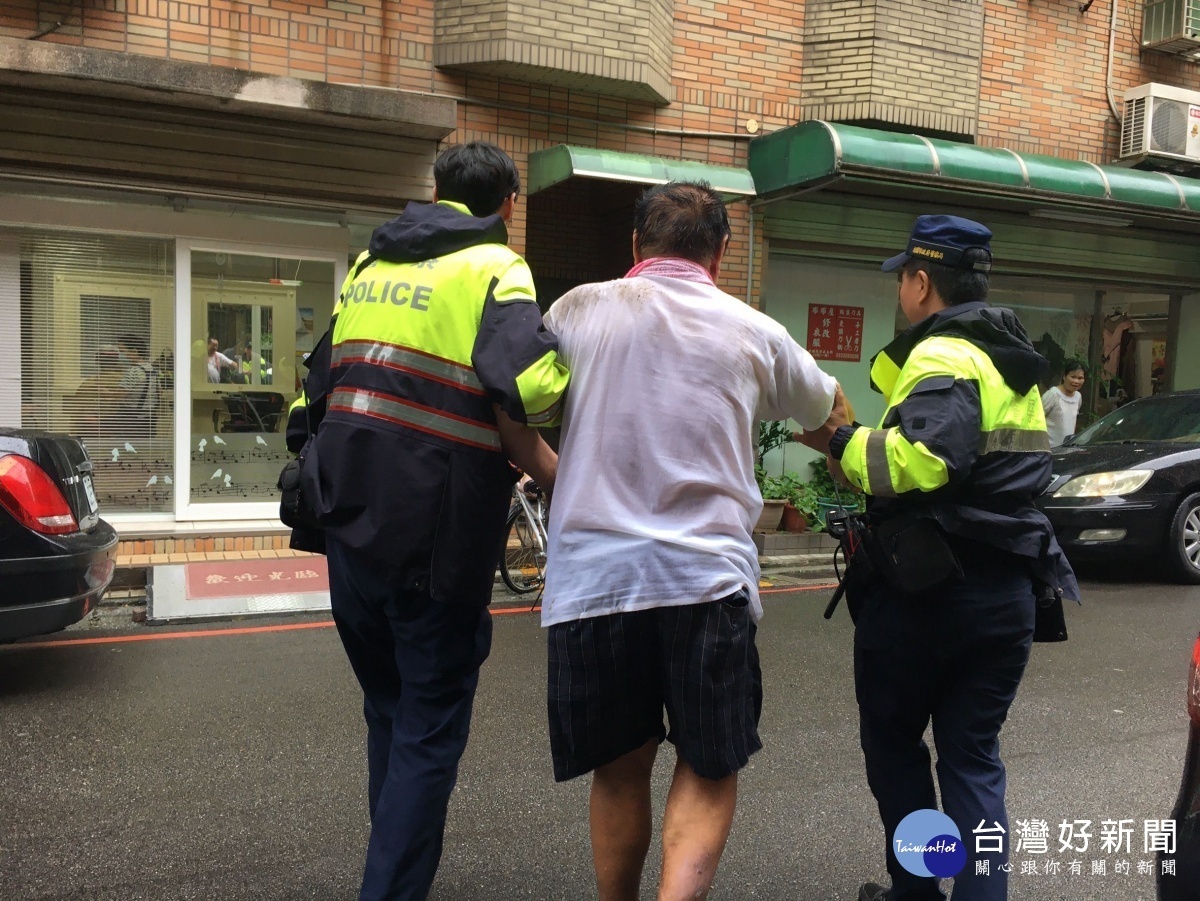 老翁雨中騎行自摔，平鎮警冒雨馳援。