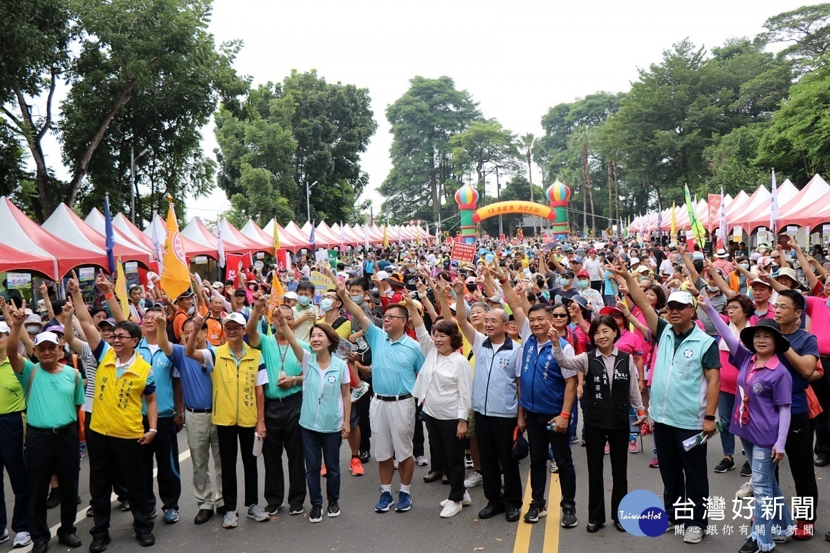 嘉義市蘭潭萬人健走活動，參加人數超過3萬5000人，盛況空前創下新紀錄／陳致愷翻攝