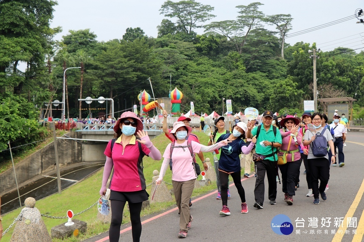 參加民眾沿著環潭公路健走／陳致愷翻攝