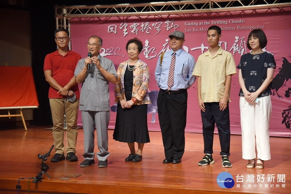 李轂摩(左二)對南投藝術界貢獻良多。(縣府提供)