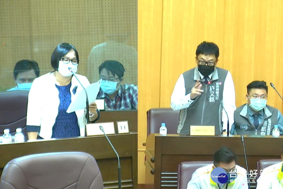針對亞矽創新研發中心議題,桃園市議員林俐玲質詢桃園航空城總經理許又銘。