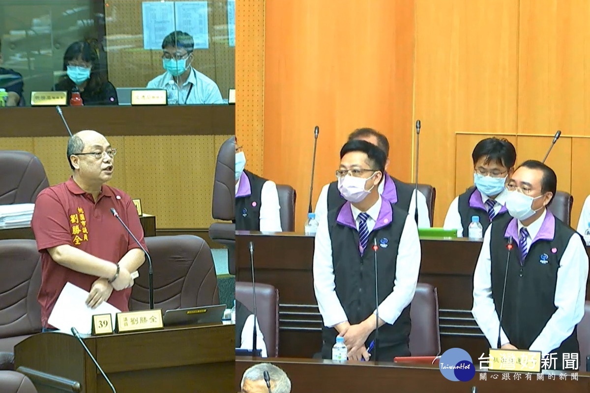 針對「蔡桃貴主題車站」等議題,桃園市議員劉勝全質詢桃捷公司董事長劉坤億。