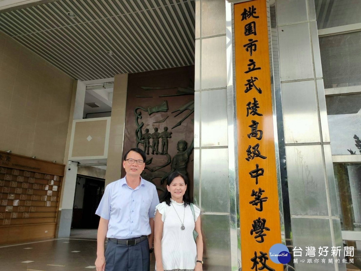 劉漢廷遺愛母校武陵高中 遺孀陳美玲捐400萬獎助學金( 林煥周校長與陳美玲)