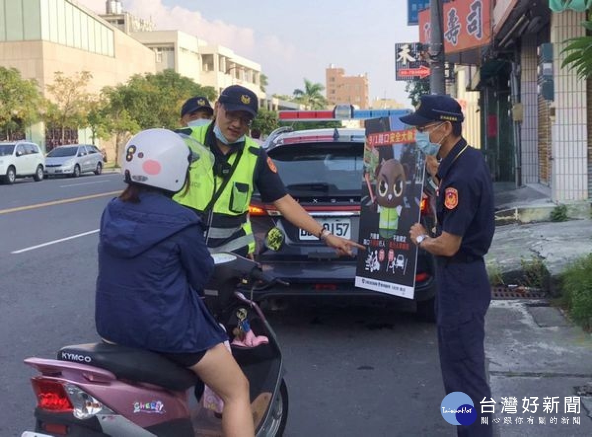 北港警方為提升用路人安全，於易肇事路口宣導交通大執法訊息，呼籲駕駛人行經路口「慢」、「看」、「停」，加強車輛與行人守法觀念。