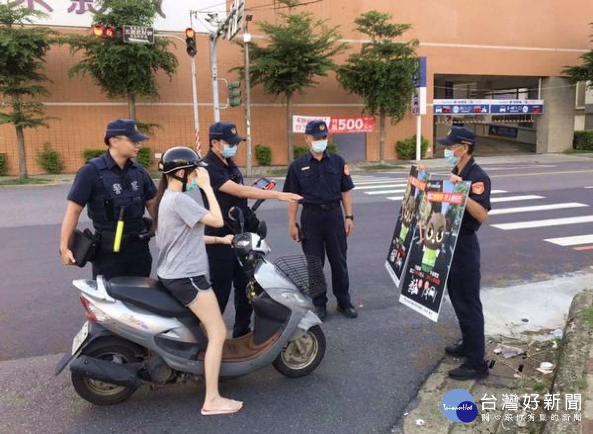 北港警方為提升用路人安全，於易肇事路口宣導交通大執法訊息，呼籲駕駛人行經路口「慢」、「看」、「停」，加強車輛與行人守法觀念。
