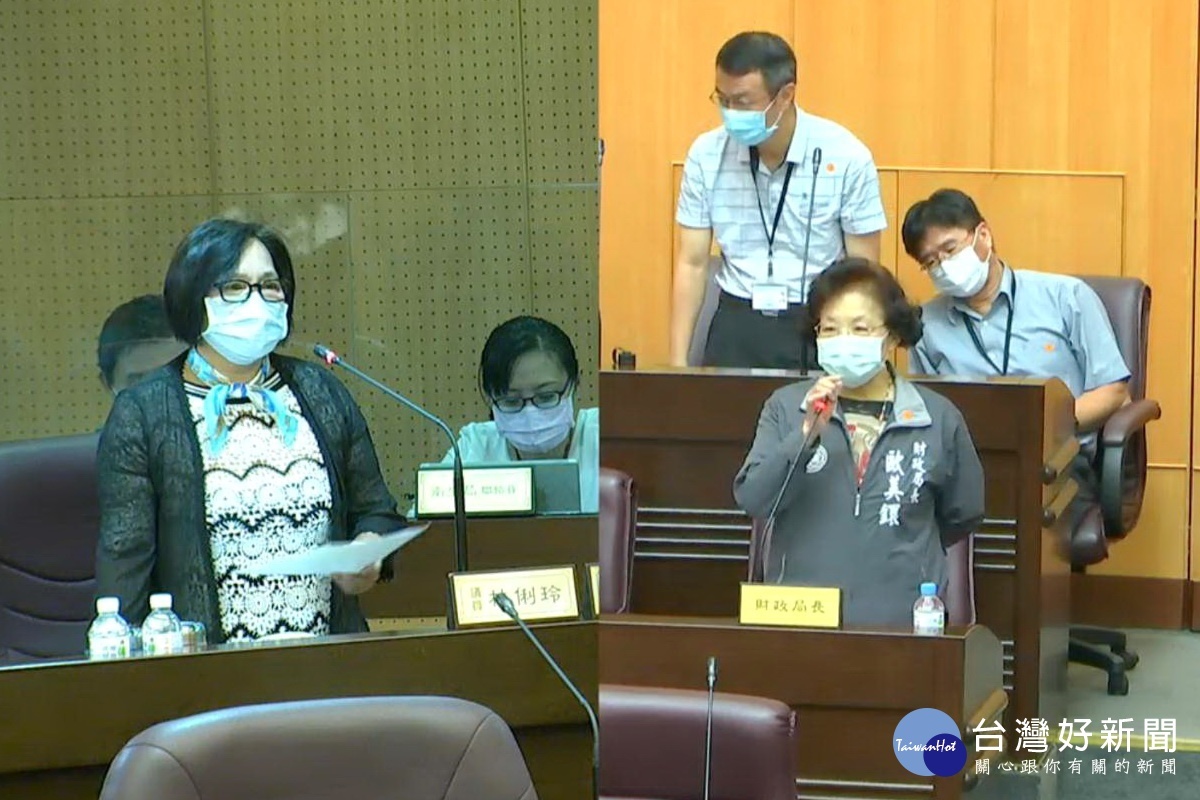 針對修改財政收支劃分法議題,桃園市議員林俐玲要求市府財政局長歐美鐶備妥相關說帖。