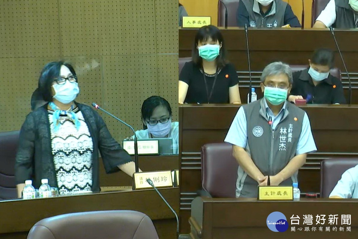 針對全國性人口及住宅普查議題,桃園市議員林俐玲質詢主計處長林林世杰。