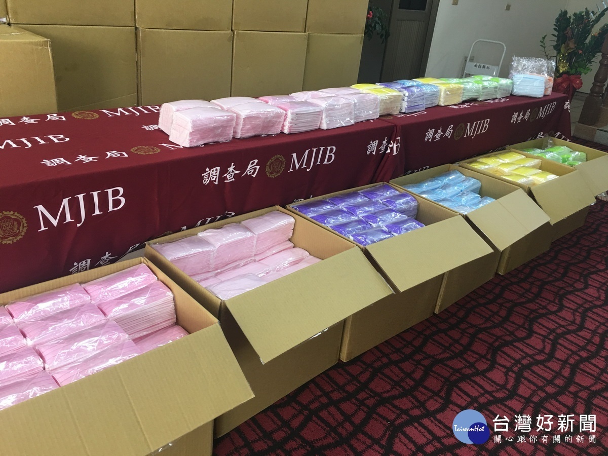 這一批口罩有多種顏色。與合格口罩品質不同，（記者扶小萍攝）