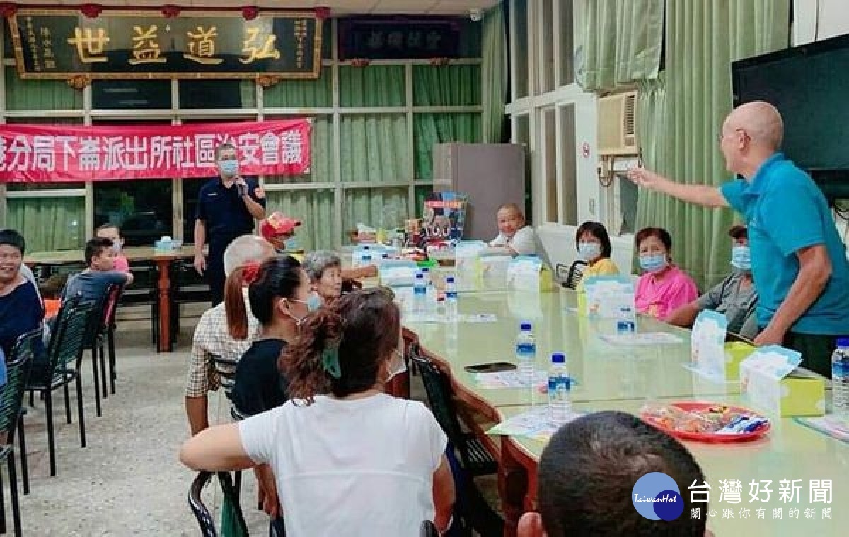 下崙派出所為加強警民雙向溝通，提醒民眾反毒、防詐騙及維護交通安全，所長陳正雄於信仰中心福安宮與村民進行意見交流。
