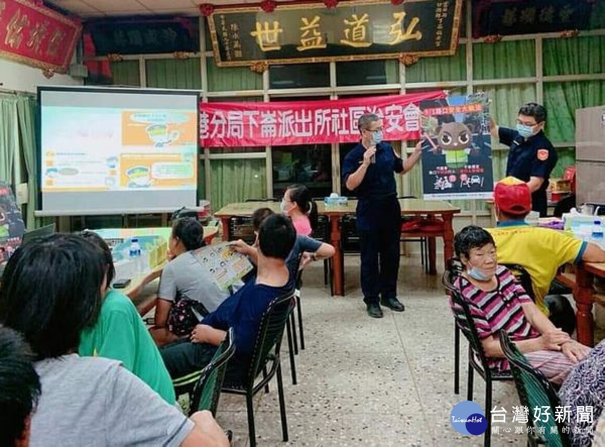 下崙派出所為加強警民雙向溝通，提醒民眾反毒、防詐騙及維護交通安全，所長陳正雄於信仰中心福安宮與村民進行意見交流。