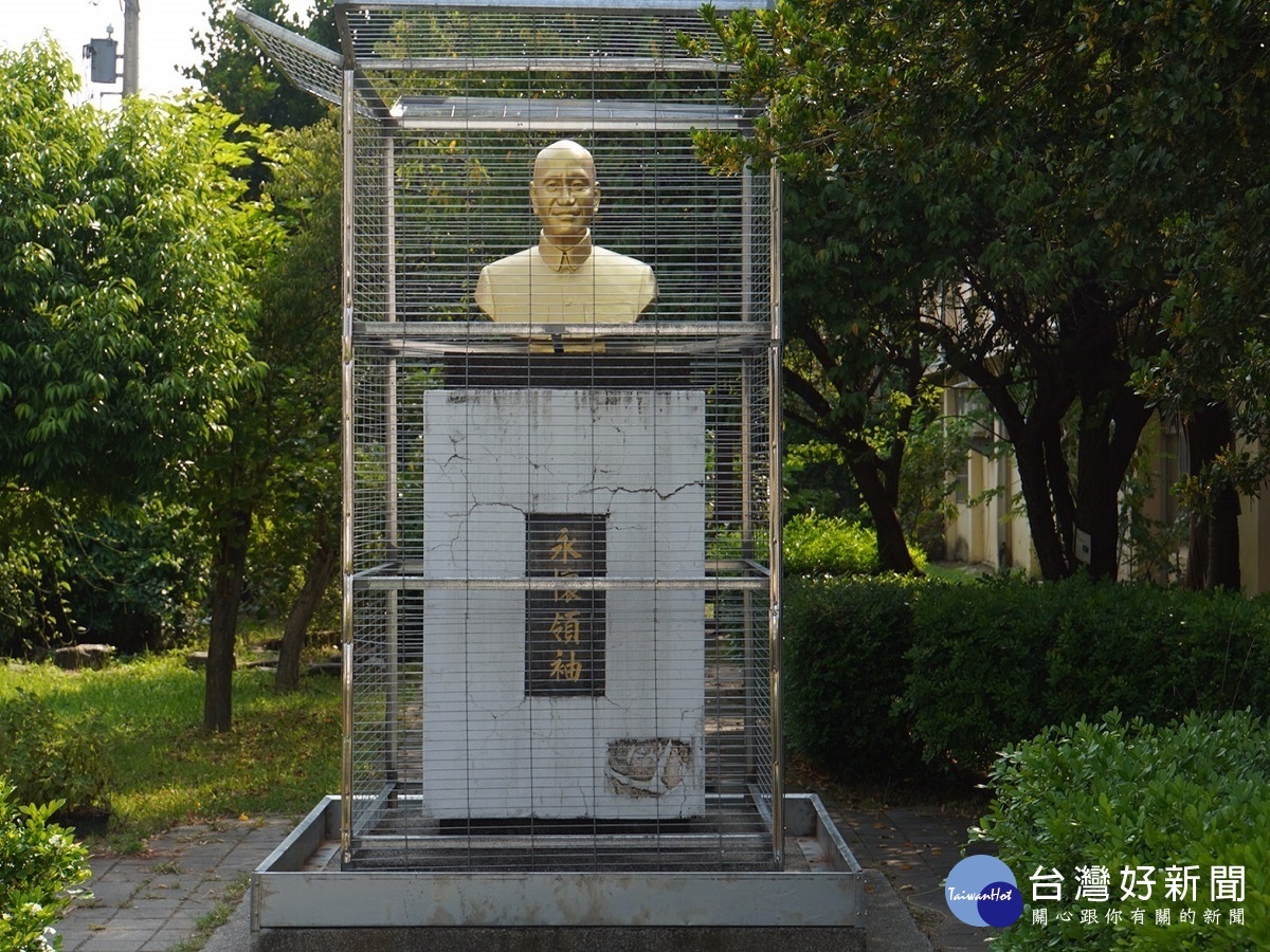 校園囚禁「蔣公銅像」引熱議校方火速請人拆除鐵籠子| 蕃新聞
