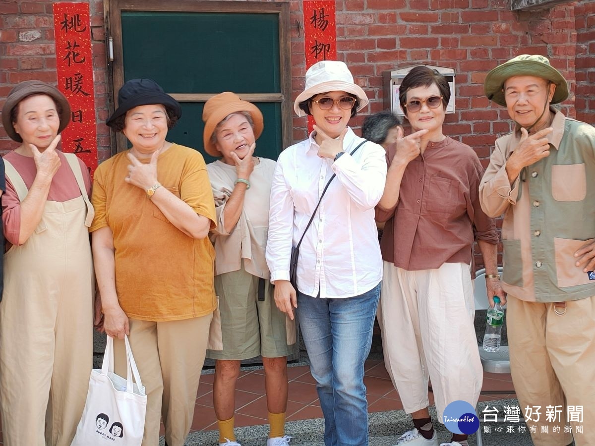 長輩們與縣長王惠美街拍鏡頭。圖/記者鄧富珍攝