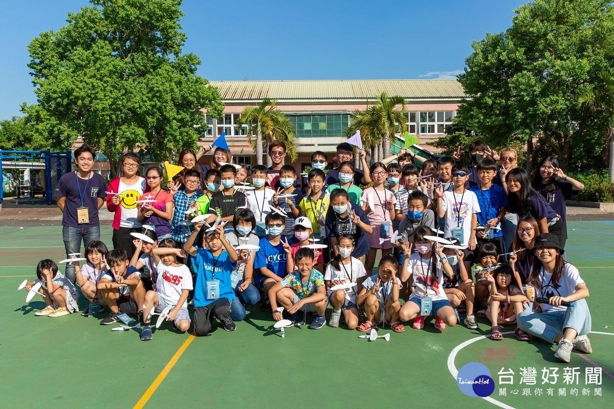 中原大學在陳康國小舉辦「小黑貓飛行員航空營」,大學生融入歷史文化設計教案桌遊