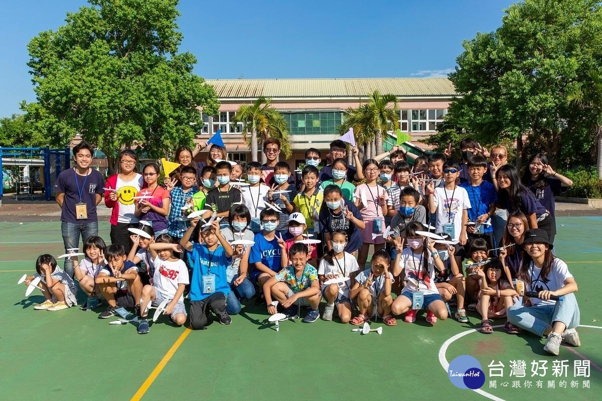 中原大學在陳康國小舉辦「小黑貓飛行員航空營」，大學生融入歷史文化設計教案桌遊