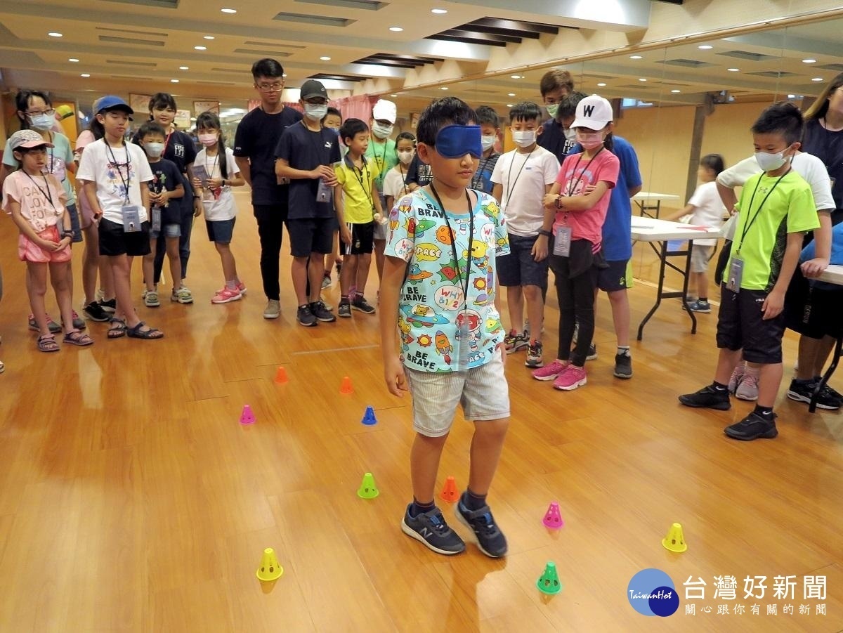 中原學生設計「黑貓偵察趣」闖關遊戲,其中一項讓參與小朋友蒙眼體驗黑貓中隊夜間飛行的危險與困難