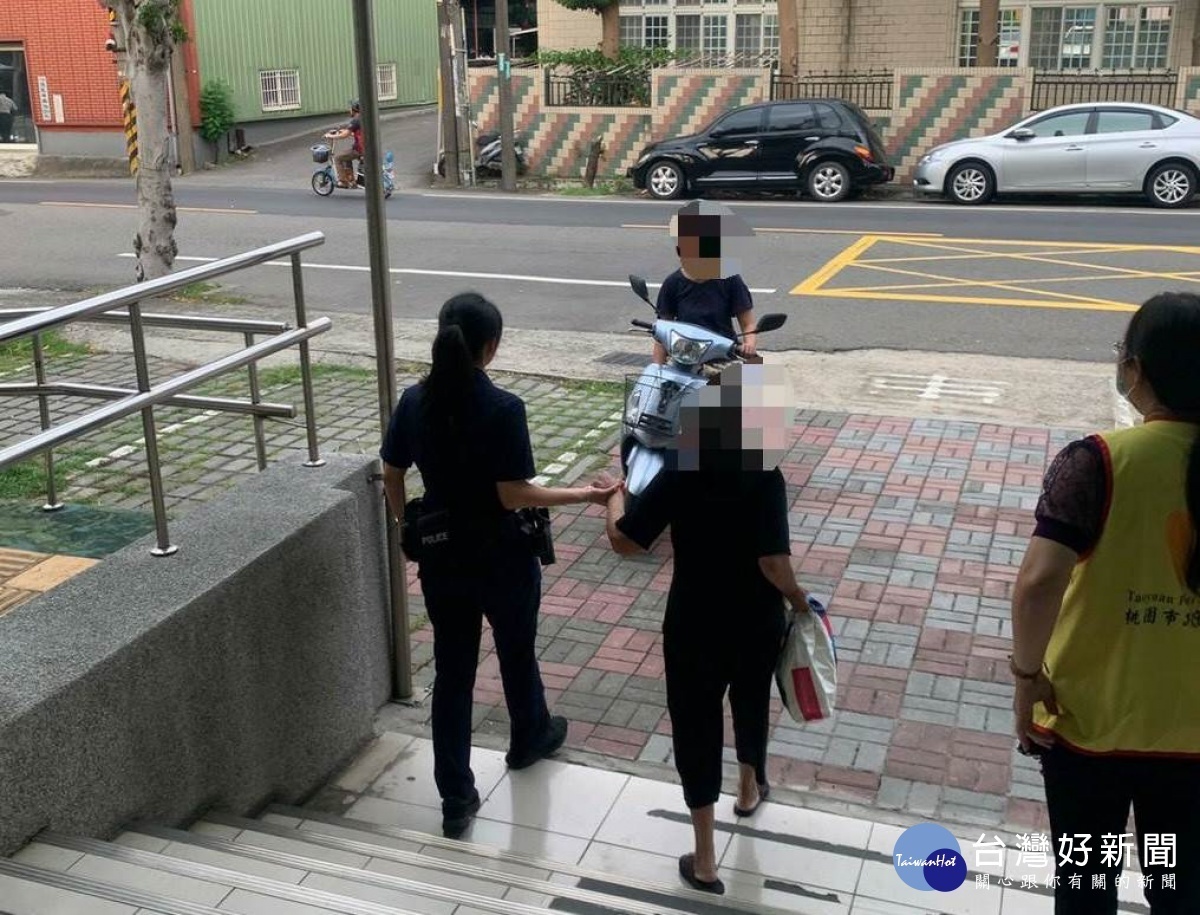 老婦出門找50年前的醫生看診迷途,熱心女警助返家。