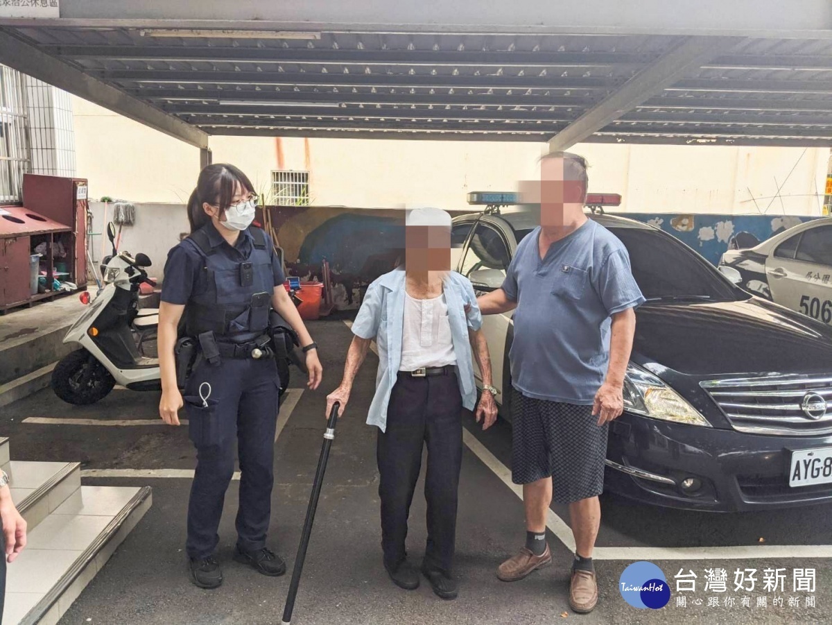 9旬老翁散步跌倒路邊睡著,警協查身分助返家。