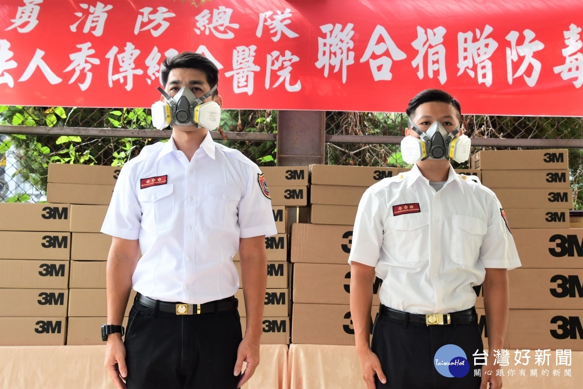 消防局示範防毒面罩裝備。