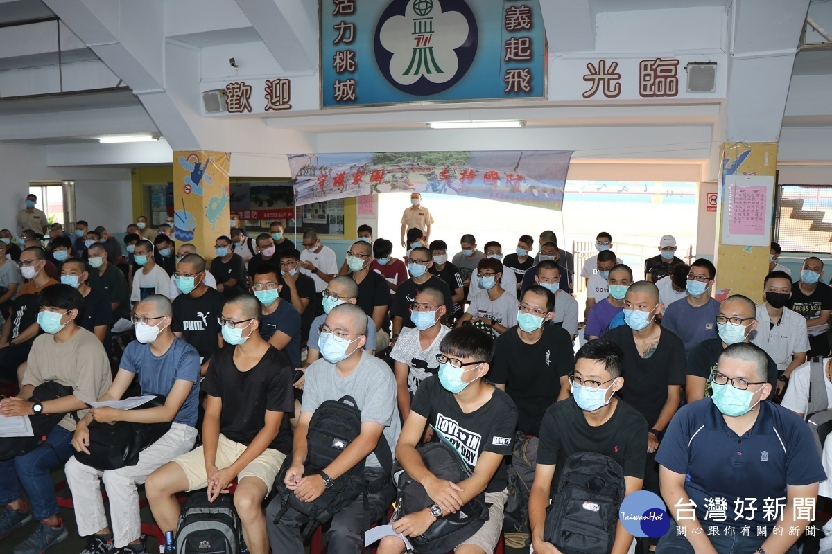 嘉義市府歡送陸軍第 0117 梯次及海軍艦艇兵第 024 梯次服 4 個月軍事訓練入營役男,共有 104 位/嘉義市府提供