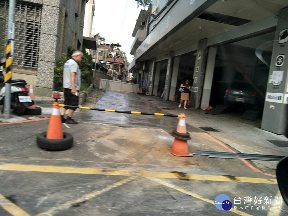 ▲施工單位將柏油刨除後,為地主鋪上水泥的巷道入口(見圖)。