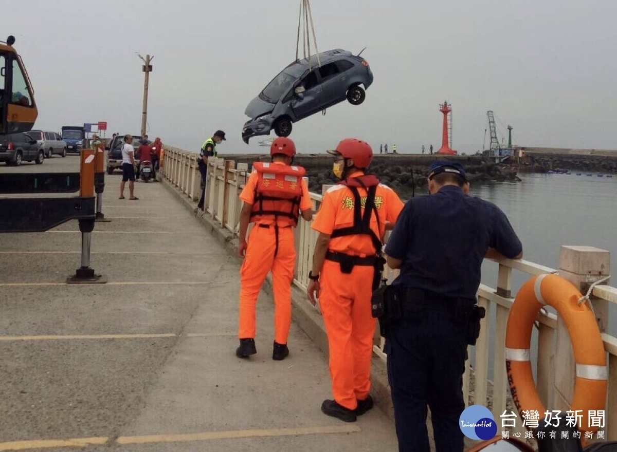 永安漁港驚見車輛落海，海巡消防即刻救援。