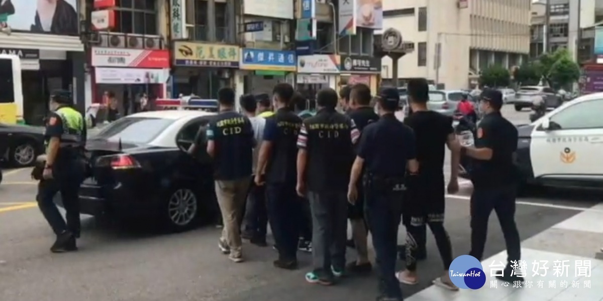 警方循線緝獲犯嫌共5人到案說明,全案訊後依傷害致死、聚眾鬥毆等罪嫌移送桃園地檢署偵辦。
