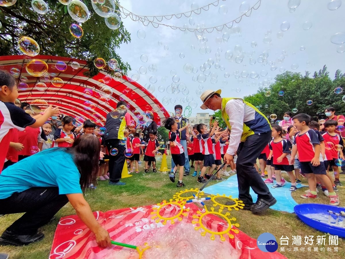 林世賢市長和市立幼兒園小朋友，快樂地在一起玩泡泡同樂。圖記者鄧富珍攝