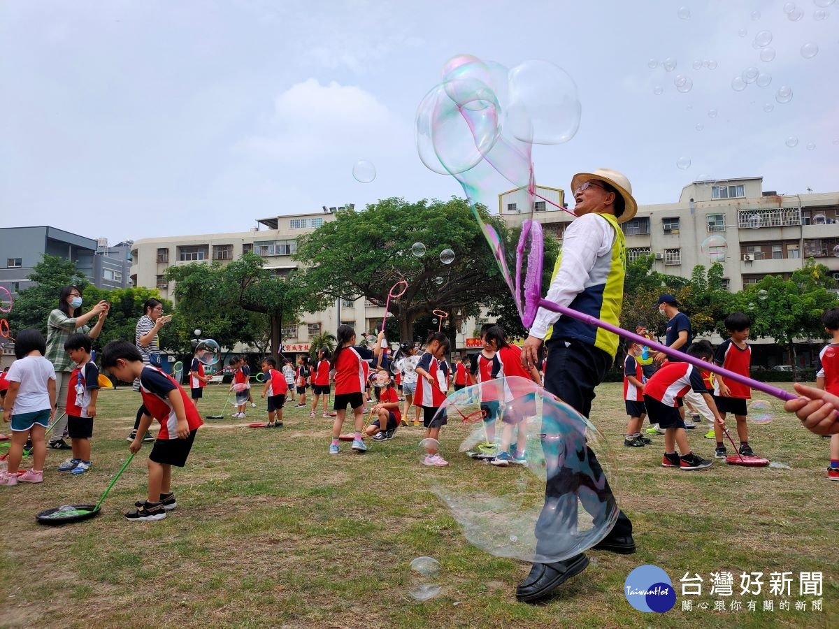 林世賢市長和市立幼兒園小朋友，快樂地在一起同樂。圖記者鄧富珍攝