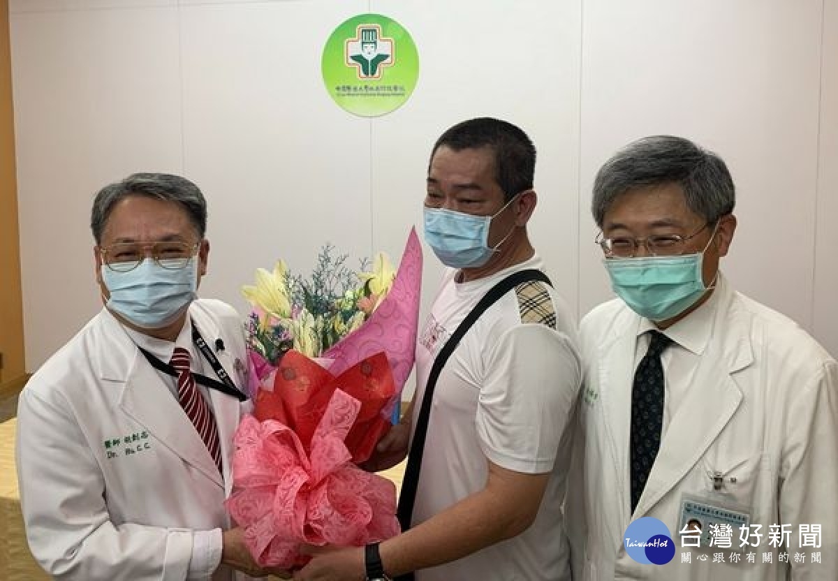 患者因牙周病至媽祖醫院接受治療,卻意外發現口腔白斑,轉診頭頸腫瘤口腔外科病理切片檢查判定非惡性腫瘤,經液態氮冷凍治療,已逐漸改善。