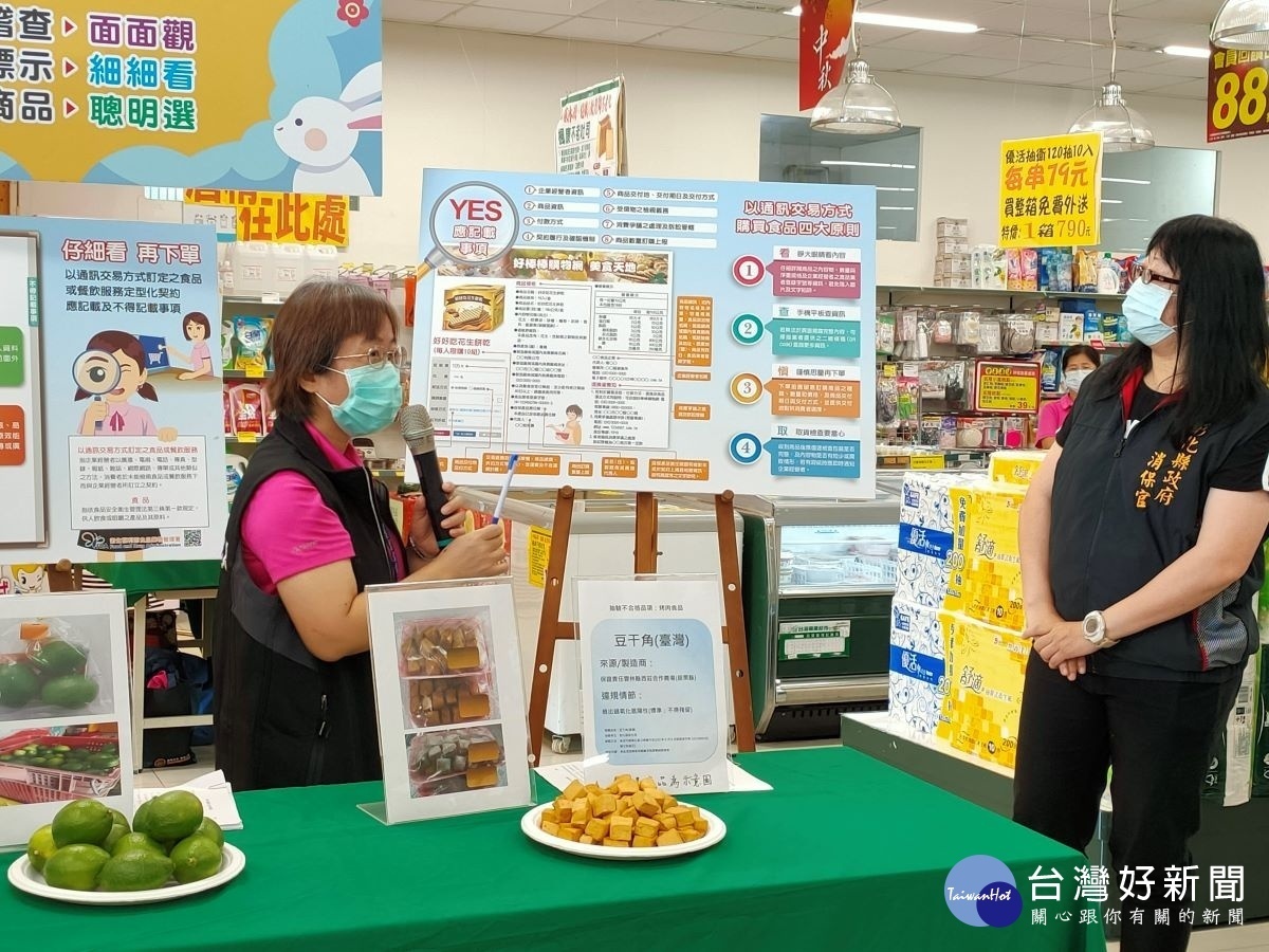 衛生局衛生稽查科長黃美芳說明,稽查各類販售通路並加強查核製作場所並同步執行抽驗結果。圖/記者鄧富珍攝