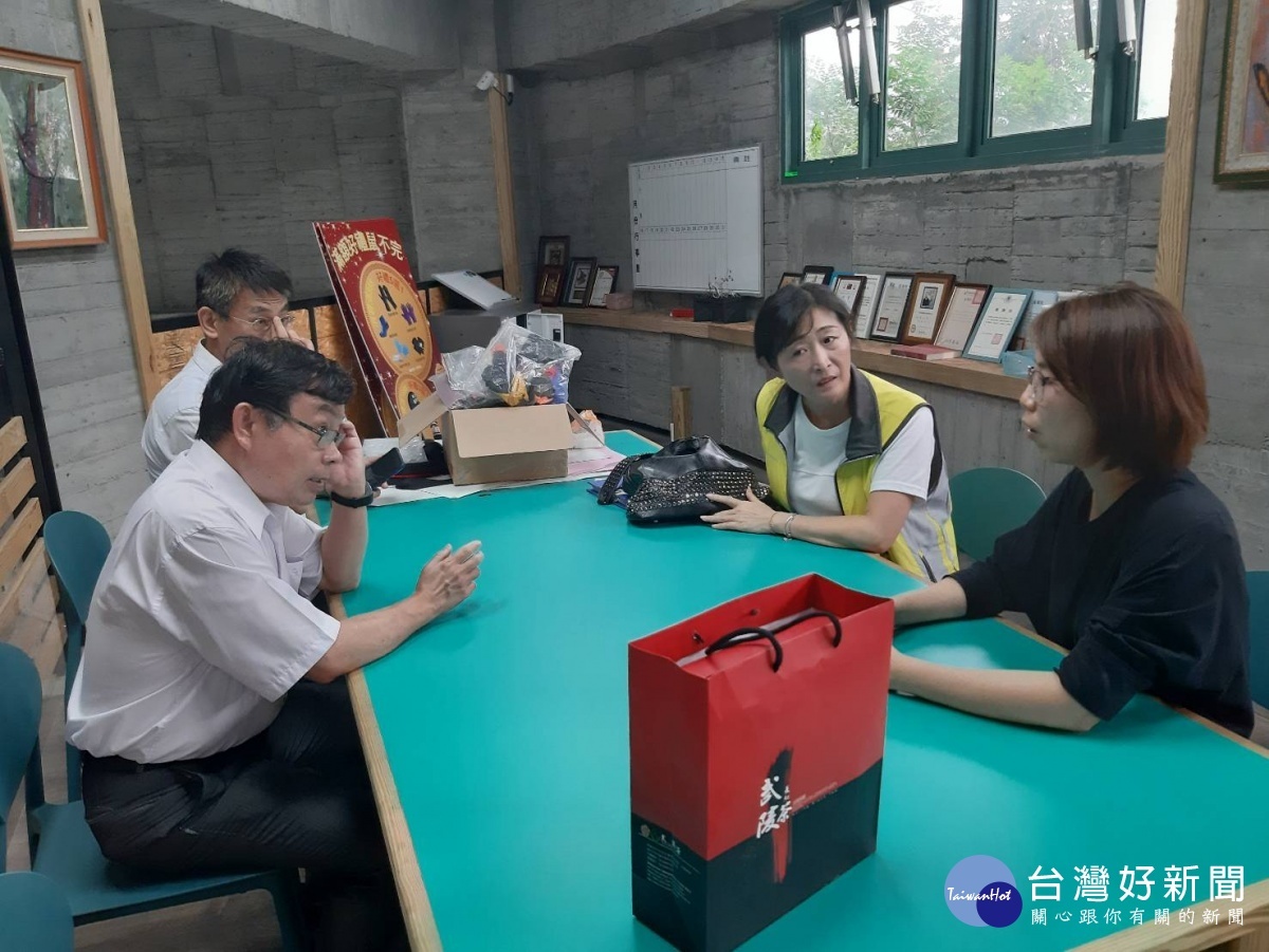 彰化縣榮服處拜會台灣手套博物館,洽談特約商店及職缺拓展。圖/彰化縣榮民處提供