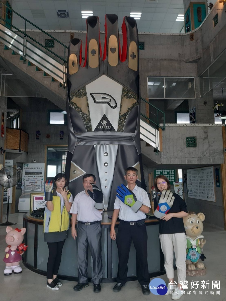 彰化縣榮服處拜會台灣手套博物館,洽談特約商店及職缺拓展。圖/彰化縣榮民處提供